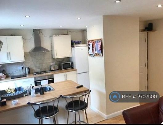 1 bedroom in a house share to rent - Photo 1