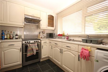 Woodlands Court, Woking, Surrey, GU22 7RY - Photo 2