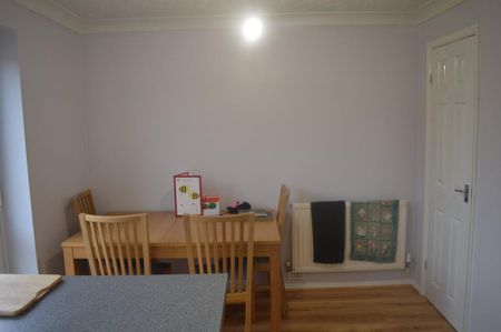 3 bedroom semi-detached house to rent - Photo 4