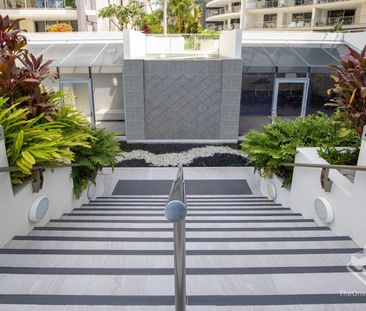 Freshly Updated 2-Bedroom, 2-Bathroom Apartment with Beautiful Pool & Garden Views. Just Moments from Surfers Paradise Beach! - Photo 4