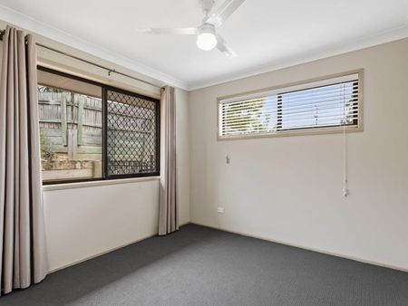 Tastefully renovated on large fenced block - Photo 4