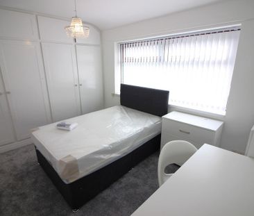 4 bedroom semi-detached house to rent - Photo 4