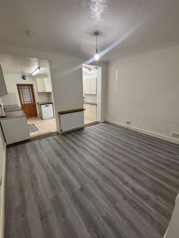 3 bedroom end of terrace house to rent - Photo 3