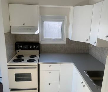 Studio Apartment-Prime Location-Near Stanley Park-View - Photo 4