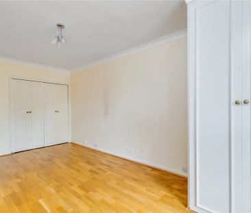 3 bedroom flat in Warwick Drive - Photo 2