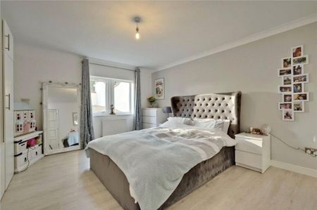 4 bedroom semi-detached house to rent - Photo 5