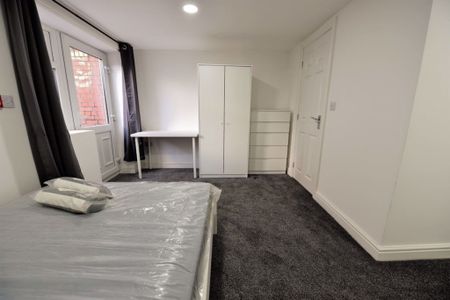 6 bedroom Flat in Flat &, Leeds - Photo 4