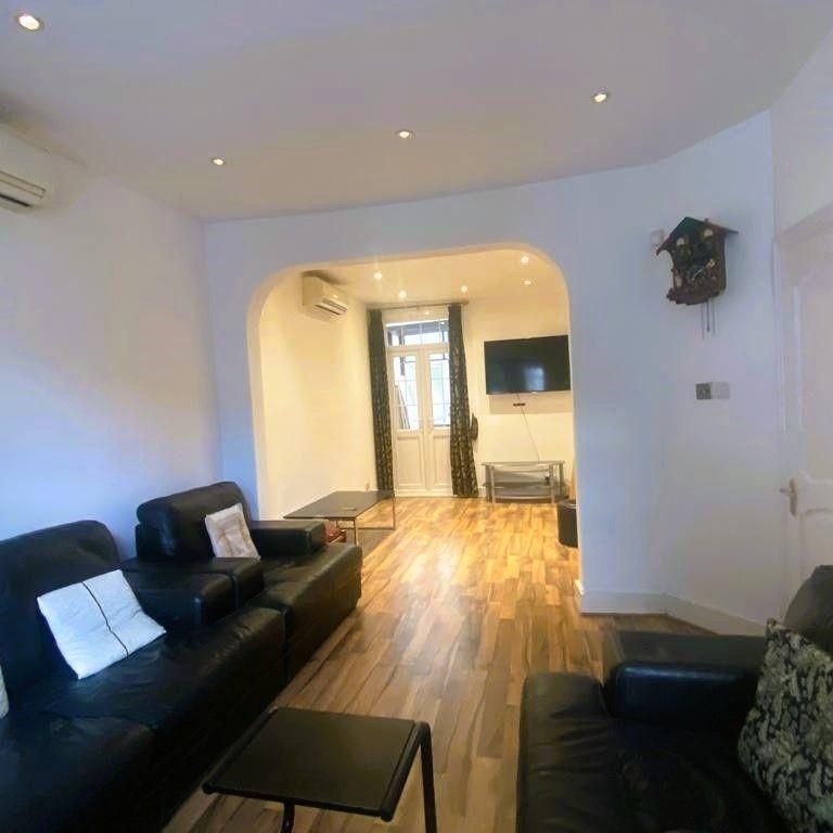 4 bedroom semi-detached house to rent - Photo 1