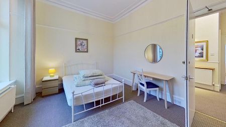 5 bedroom flat to rent - Photo 2