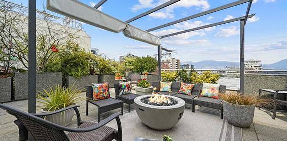 Furnished and Spacious 1 Bedroom 1 Bath w/ Amazing Patio(Kitsilano) - Photo 2