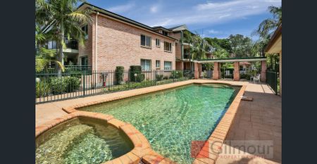 SPACIOUS, LIGHT-FILLED APARTMENT IN THE HEART OF CASTLE HILL - Photo 4