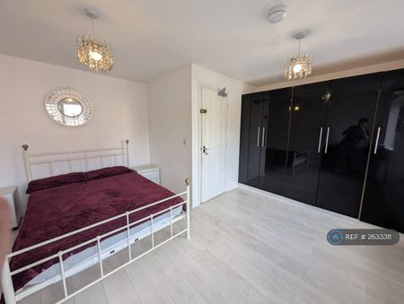 1 bedroom in a house share to rent - Photo 3