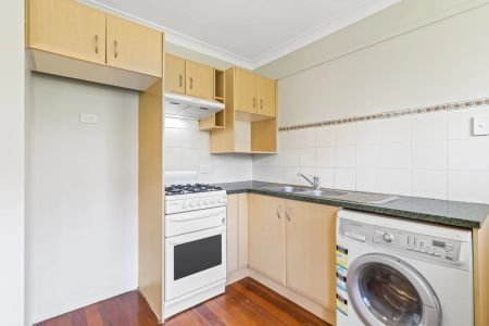 Charming One-Bedroom Unit with Private Courtyard - Photo 3