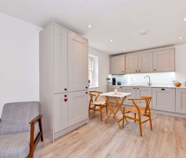 A ground floor two bedroom apartment in a newly converted gated dev... - Photo 5