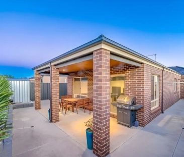 “This family-friendly 3 Bedroom home is surrounded by parks, walkin... - Photo 2