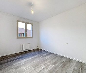 T2 - SAINT GENIS LAVAL - Photo 2