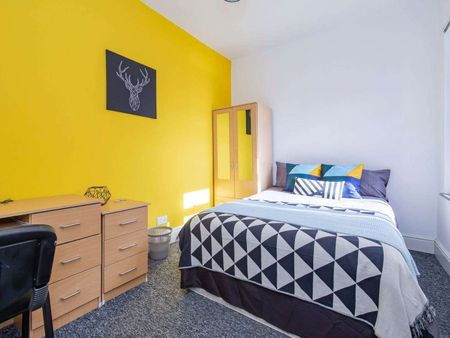 ✨ Bright, Modern Rooms in the Heart of Coventry – Available Now! - Photo 3