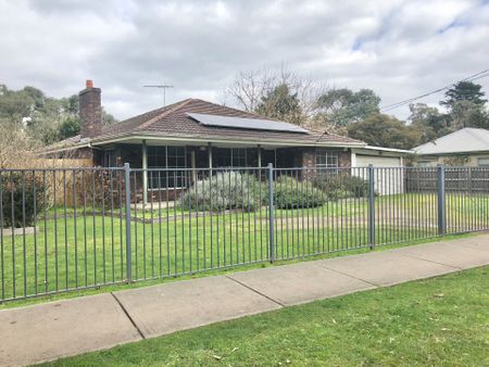 SPACIOUS & CONVENIENT! GREAT LOCATION. - Photo 2
