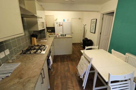 OX Living is proud to present this high-quality 6-bedroom co-living property, perfect for working professionals looking for stylish, stress-free living. - Photo 4