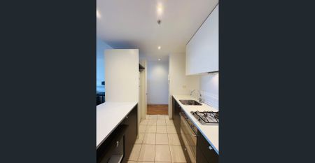 Fully Furnished Two-Bedroom Apartment Near RMIT and UniMelb - Photo 5