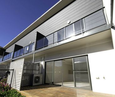 Modern Three Bedroom Townhouse - Photo 5
