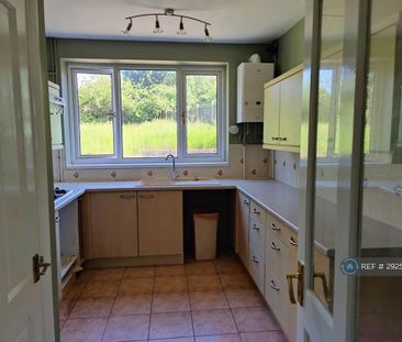 3 bedroom semi-detached house to rent - Photo 3