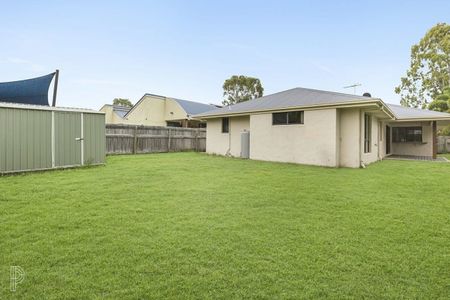 Family Living in Thornlands: Spacious 5-Bedroom Home - Photo 3