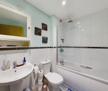 2 bedroom Flat To Let - Photo 3