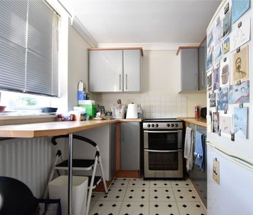 Well presented top floor 2 bedroom apartment to rent in the popular... - Photo 6