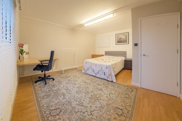 5 Bed Flat, Upper York Street, BS2 - Photo 1