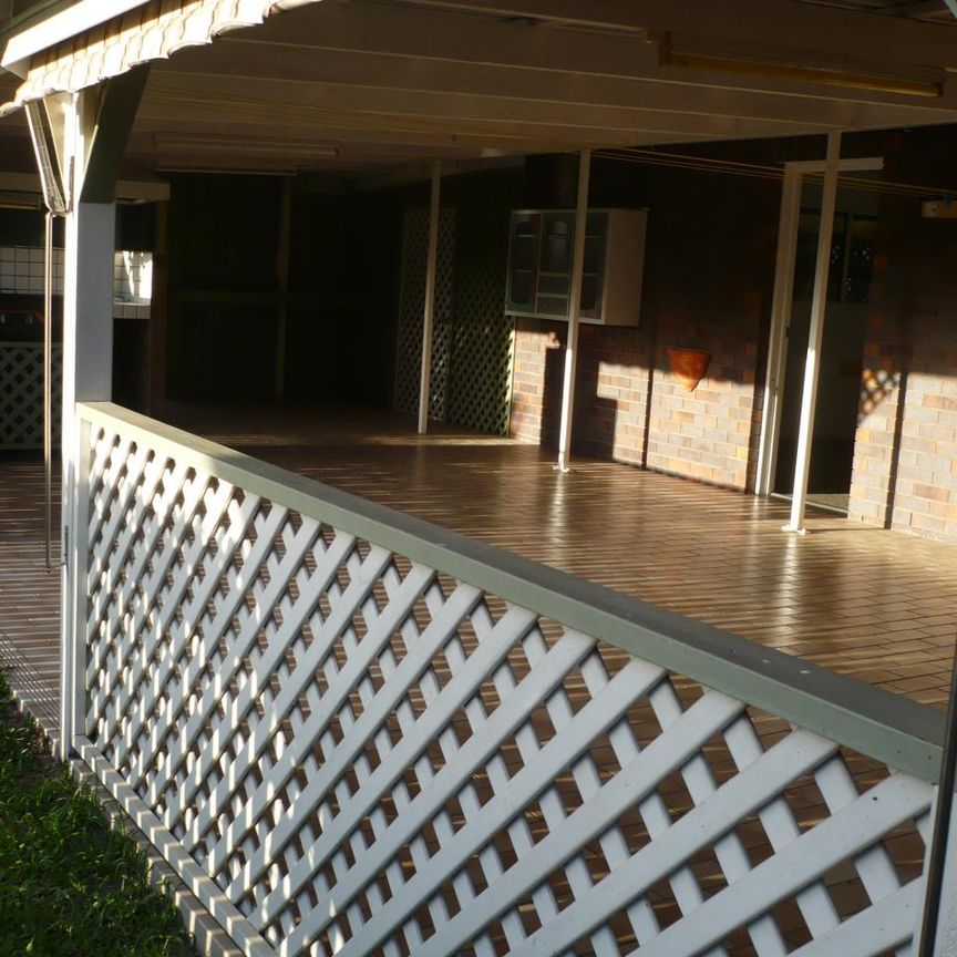 Large brick family home - close to shopping complex and University - Photo 1