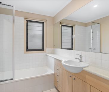 Leafy Bardon Boutique Townhouse Retreat - Photo 2