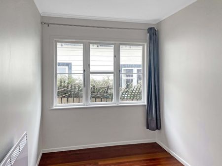RENOVATED 3-BEDROOM KARORI HOME! - Photo 2