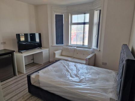 1 bedroom in a house share to rent - Photo 2
