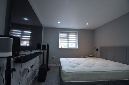 3 bedroom Detached house to rent - Photo 2