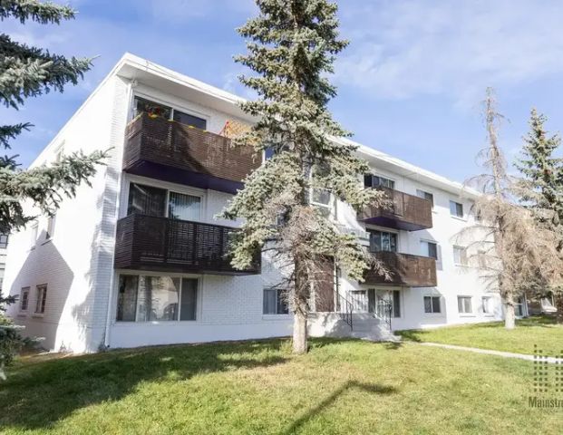 Westbrook Manor | 937 37 Street SW, Calgary - Photo 1