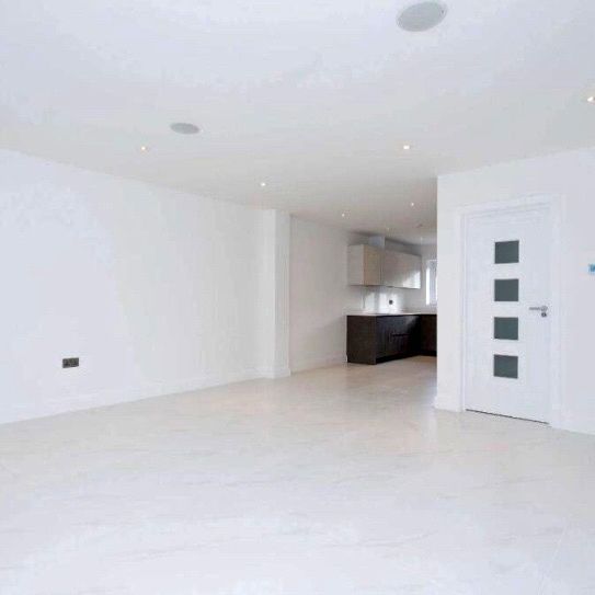 4 bed terraced house to rent in Chapel Croft, Kings Langley, WD4 - Photo 1