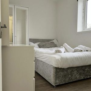 6 bedroom detached house to rent - Photo 2