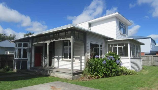 RICCARTON - LARGE CHARATCER HOME, 6 BEDROOMS, 2 HEAT PUMPS, GARDENER INCLUDED - Photo 1