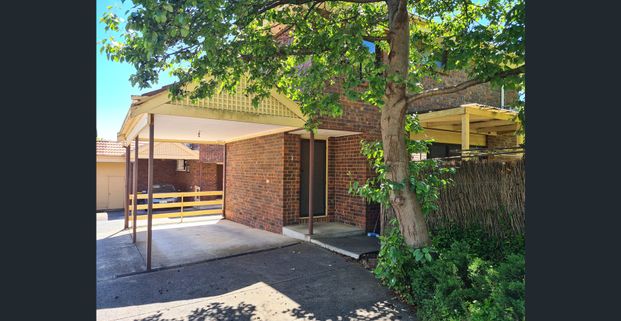 Convenient & Comfortable Townhouse Living in Box Hill - Photo 1