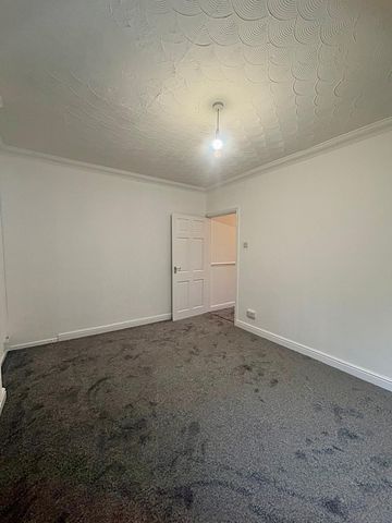 £1,100 PCM, Spacious Three Bedroom Top Floor Flat with Off-Road Parking in Downton Grange, New Road, Rumney, Cardiff, CF3 3BW - Photo 3