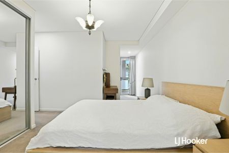 Beautiful 2 Bedroom Apartment with Dual Balconies - Photo 2