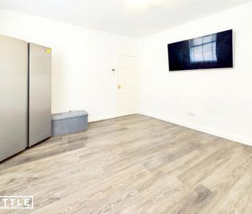 3 bedroom end of terrace house to rent - Photo 2