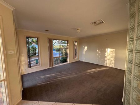 Secure three bed, ensuite double garage home is quiet cul-de-sac - Photo 2