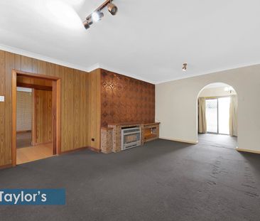 A STYLISH AND SPACIOUS ENTERTAINERS DREAM WITH CHARACTER AND COMFORT - Photo 4