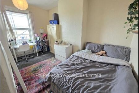 6 Bedroom Student Properties in Hyde Park - Photo 5