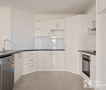 MODERN FAMILY LIVING IN A QUIET CUL-DE-SAC - Photo 6