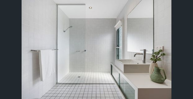 Luxury Villa in the Heart of Nobby Beach - Photo 1