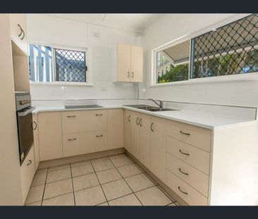 1/130 Francis st, West End, Qld 4810 - Photo 2