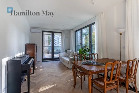 Trzypokojowe mieszkanie w nowoczesnym, prestiżowym budynku w sercu Warszawy - Photo 5